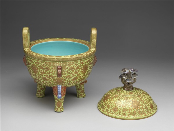 黃地描金番蓮紋鼎式爐