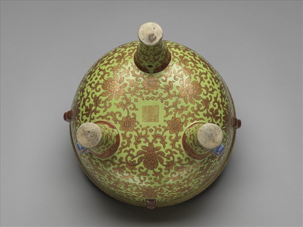 黃地描金番蓮紋鼎式爐