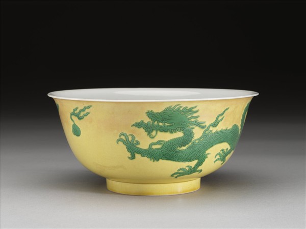 黃釉綠彩雙龍戲珠紋碗
