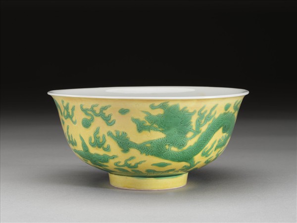 黃釉綠彩雙龍戲珠紋碗