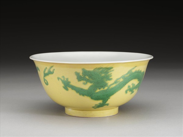 黃釉綠彩雙龍戲珠紋碗