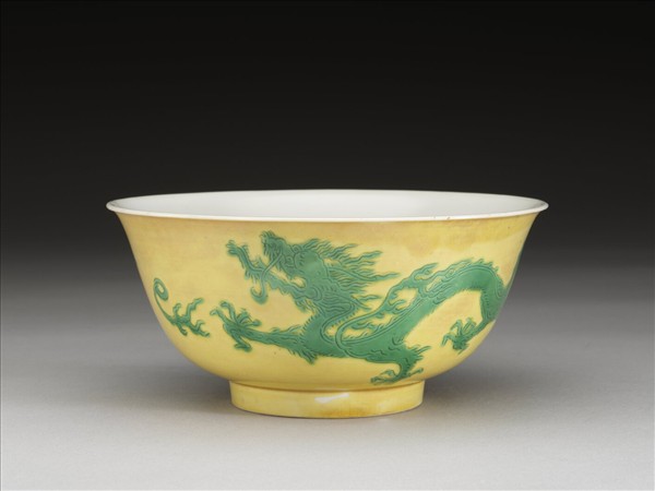 黃釉綠彩雙龍戲珠紋碗