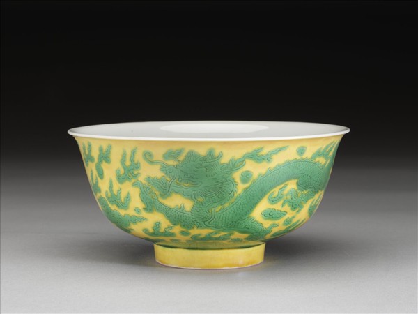 黃釉綠彩雙龍戲珠紋碗