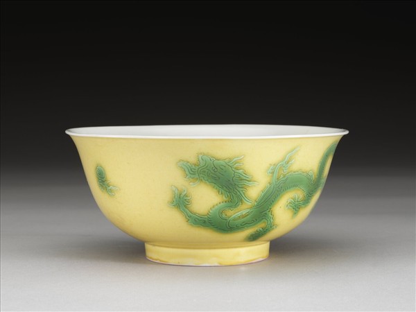 黃釉綠彩雙龍戲珠紋碗