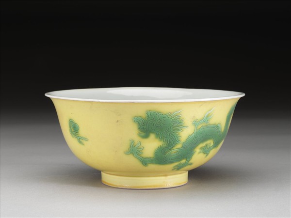 黃釉綠彩雙龍戲珠紋碗