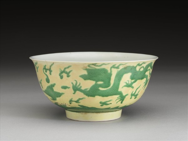 黃釉綠彩雙龍戲珠紋碗