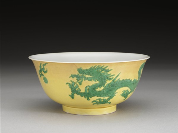 黃釉綠彩雙龍戲珠紋碗