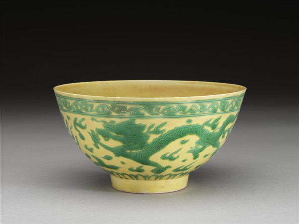 黃釉綠彩龍鳳紋碗