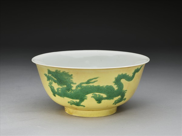 黃釉綠彩雙龍戲珠紋碗