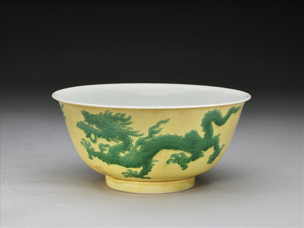 黃釉綠彩雙龍戲珠紋碗