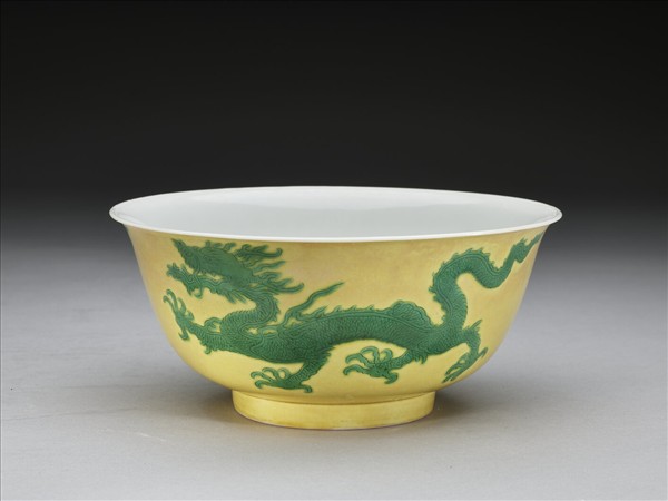 黃釉綠彩雙龍戲珠紋碗