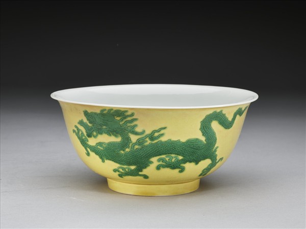 黃釉綠彩雙龍戲珠紋碗
