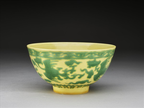 黃釉綠彩龍鳳紋碗