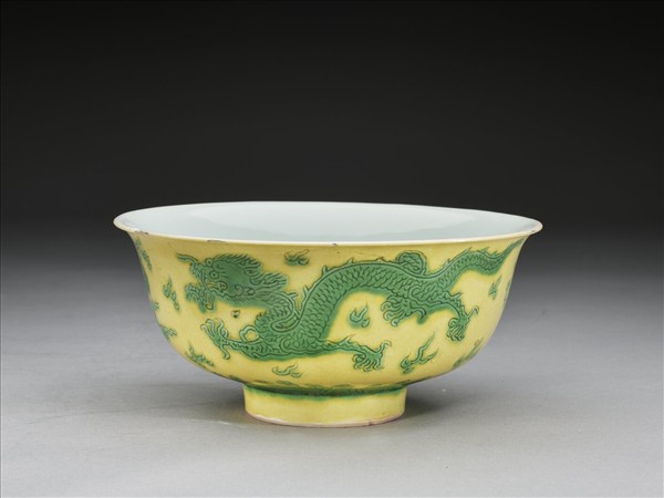 黃釉綠彩雙龍戲珠紋碗
