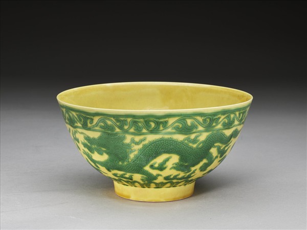 黃釉綠彩龍鳳紋碗