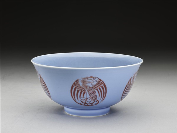 藍釉描紅團鳳紋碗
