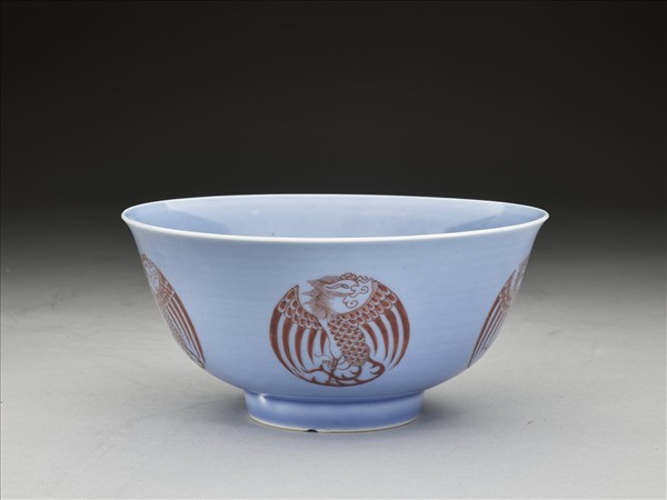 藍釉描紅團鳳紋碗
