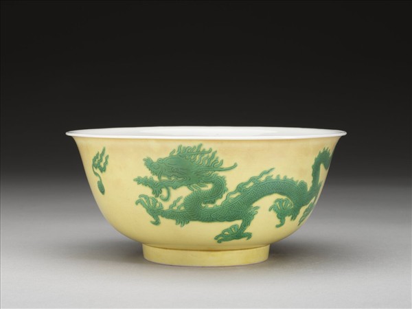 黃釉綠彩雙龍戲珠紋碗