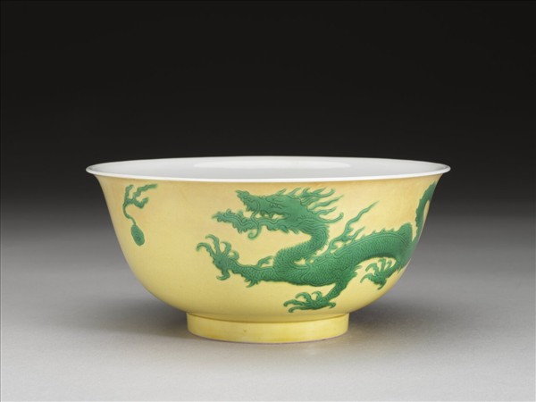 黃釉綠彩雙龍戲珠紋碗