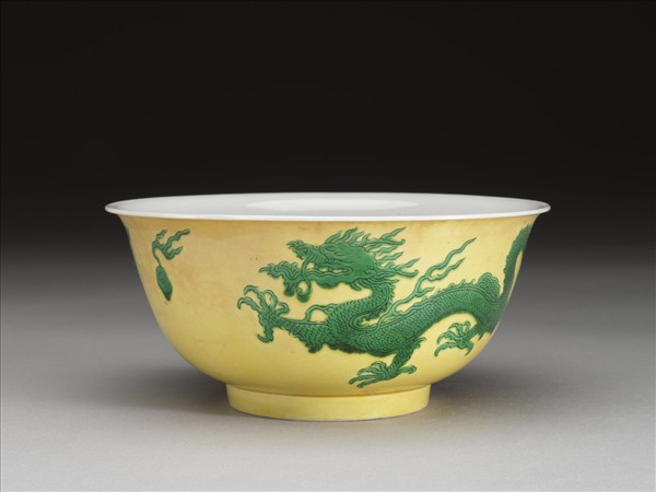 黃釉綠彩雙龍戲珠紋碗