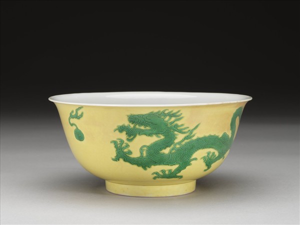 黃釉綠彩雙龍戲珠紋碗