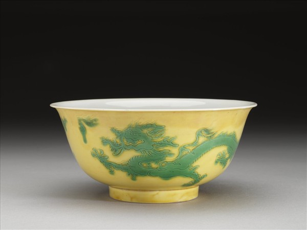 黃釉綠彩雙龍戲珠紋碗
