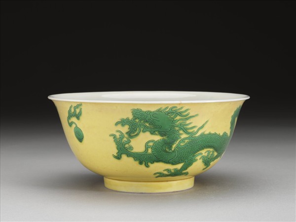 黃釉綠彩雙龍戲珠紋碗