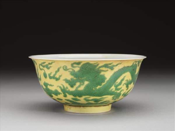 黃釉綠彩雙龍戲珠紋碗