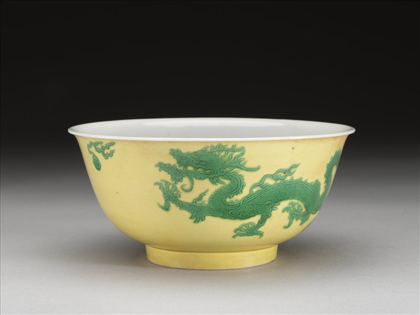 黃釉綠彩雙龍戲珠紋碗