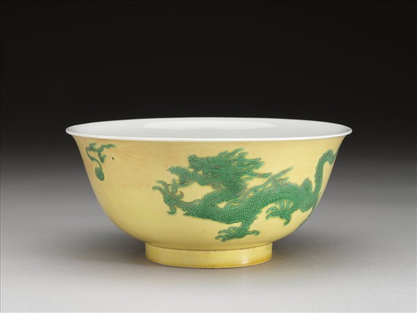 黃釉綠彩雙龍戲珠紋碗