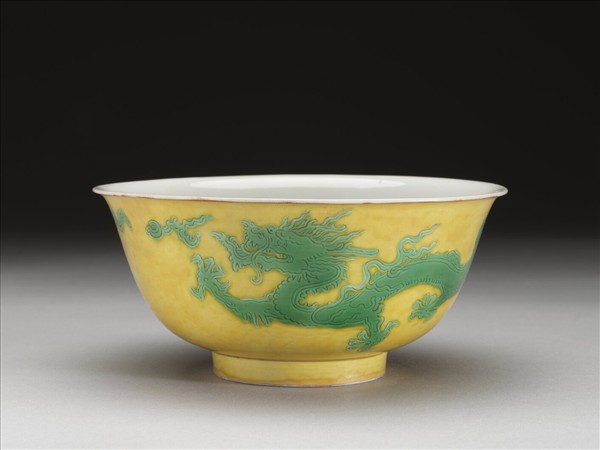 黃釉綠彩雙龍戲珠紋碗