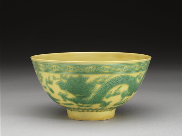 黃釉綠彩龍鳳紋碗