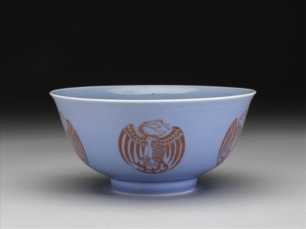 藍釉描紅團鳳紋碗