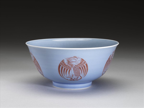 藍釉描紅團鳳紋碗