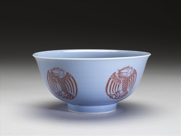 藍釉描紅團鳳紋碗