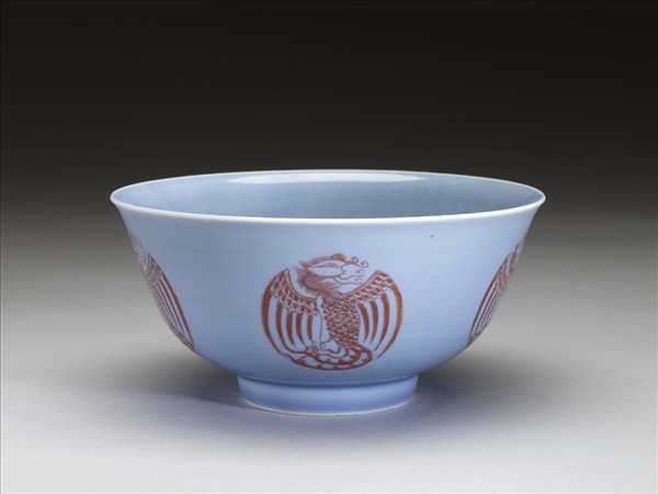 藍釉描紅團鳳紋碗
