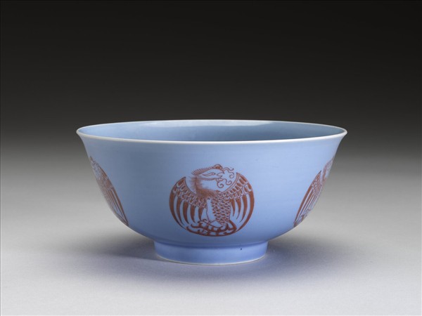 藍釉描紅團鳳紋碗