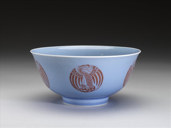 藍釉描紅團鳳紋碗