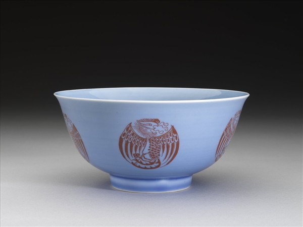 藍釉描紅團鳳紋碗