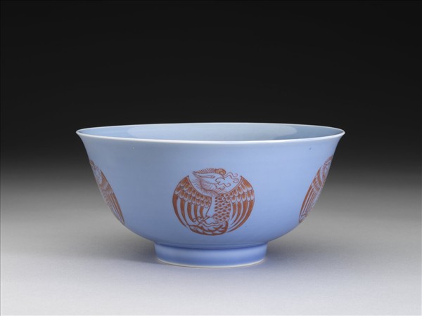 藍釉描紅團鳳紋碗