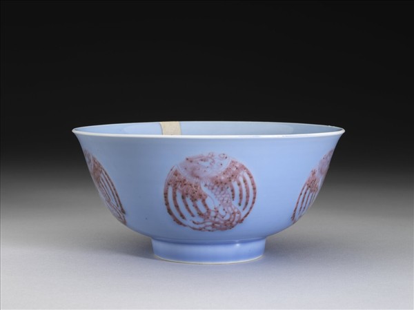 藍釉紅彩團鳳紋碗