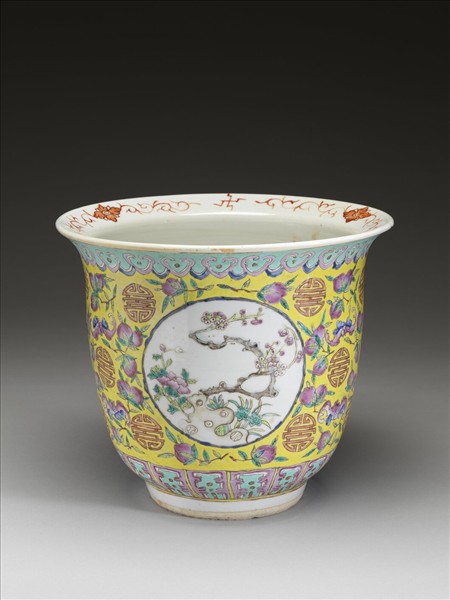 粉彩黃地開光花卉圖花盆