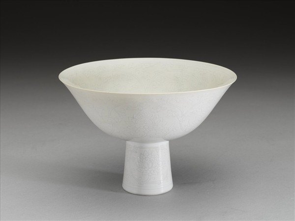 甜白釉番蓮紋高足碗