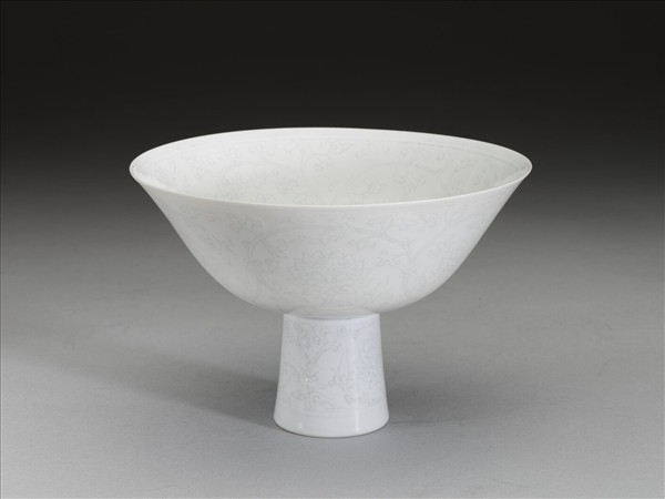 甜白釉番蓮紋高足碗