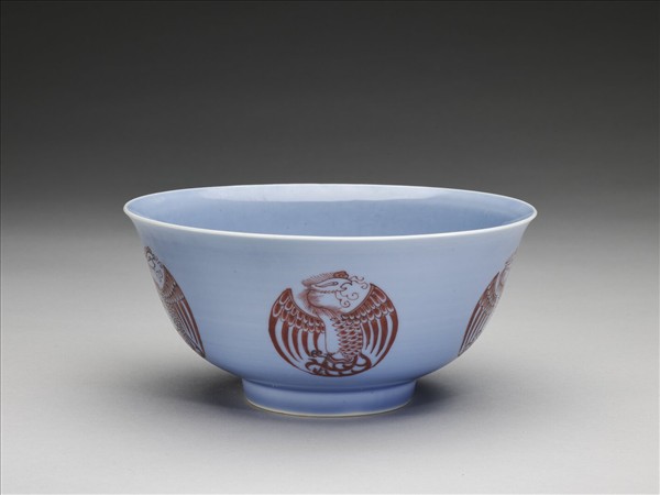 藍釉描紅團鳳紋碗