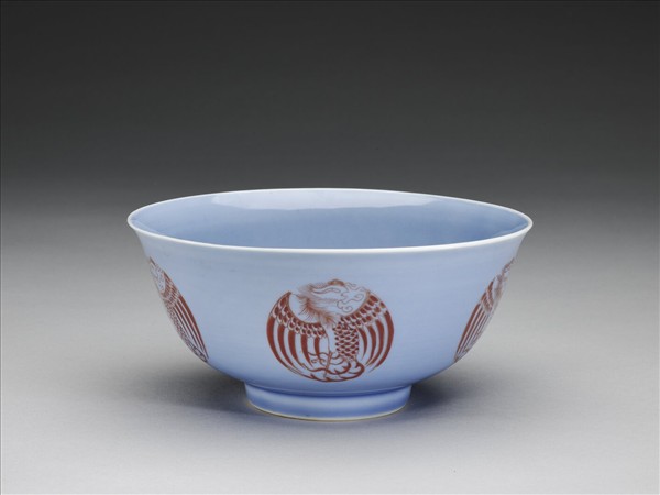 藍釉描紅團鳳紋碗