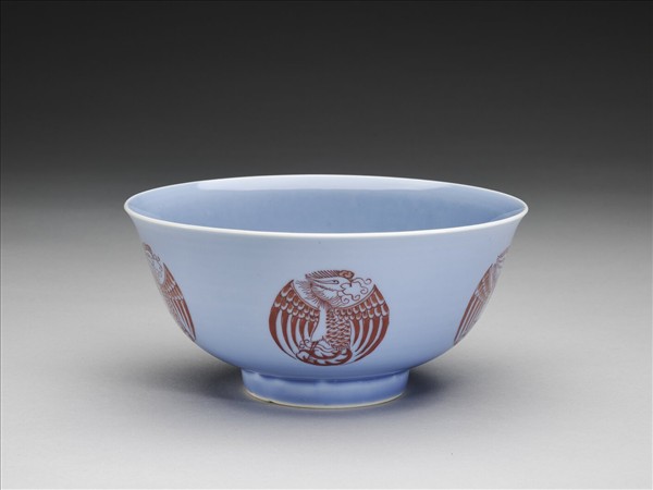 藍釉描紅團鳳紋碗