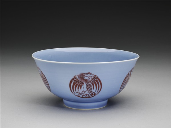 藍釉描紅團鳳紋碗