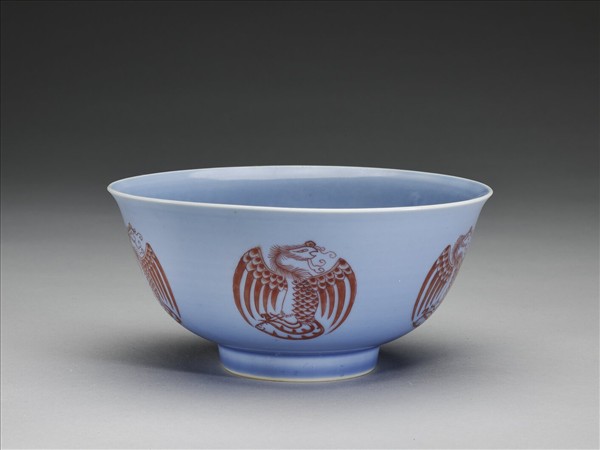 藍釉描紅團鳳紋碗
