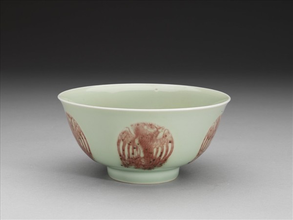 冬青釉紅彩團鳳紋碗